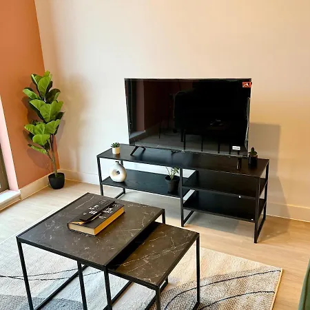 Brand New 1br With Balcony Near Old Trafford Daire *