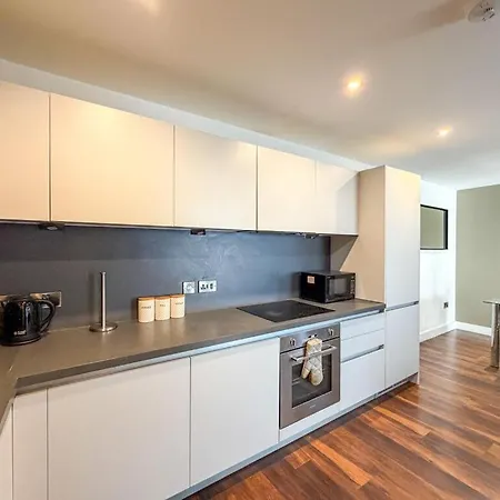 Stylish 3br Ensuite Flat In דירה *