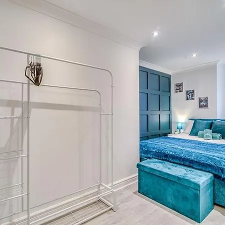 Extended Haven - Comfortable & Convenient Manchester
