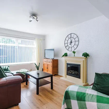 2 Bedroom House, Sleeps 4, Free Parking, Fast Wi-fi Manchester