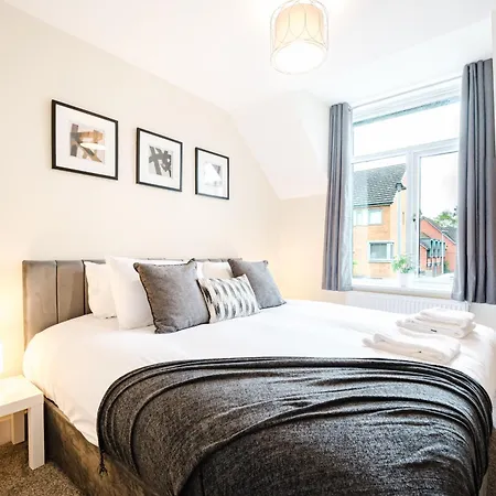 Апартаменты 2 Bed Salford L Free Private Parking L Contractors & Families L Sleeps 4 L Free 1 Hr Early Check-in Манчестер