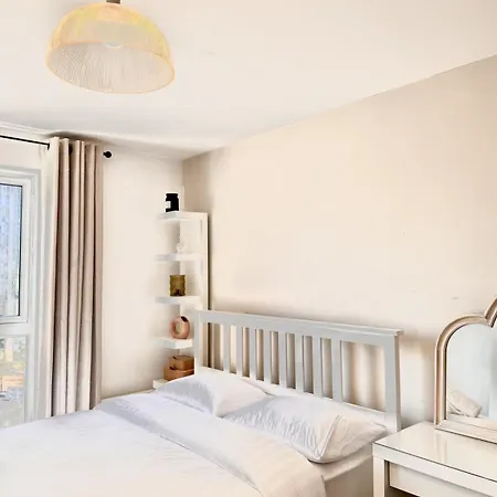 Modern Flat Riverside Views 2 Bedroom Apartment Manchester