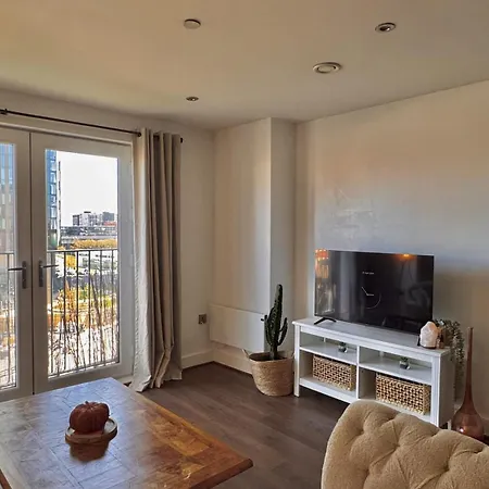 Modern Flat Riverside Views 2 Bedroom *