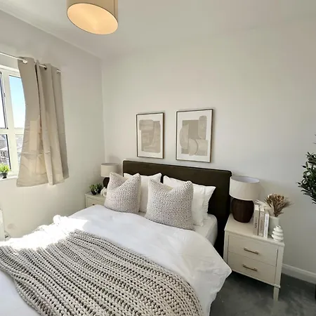 2 Bed Serviced By Ankers Contractor Near Centre