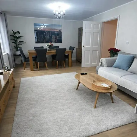 Apartment 2 Bedroom Flat *