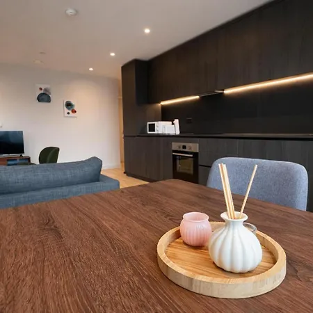Industrial Luxe 2br Designer Flat Near Victoria