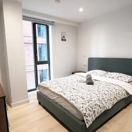 Industrial Luxe 2br Designer Flat Near Victoria 맨체스터