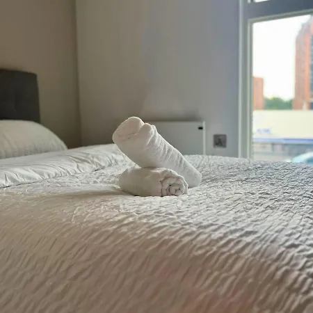 Joyful - 2 Ensuite Brand New Furniture Flat In M15 * Manchester