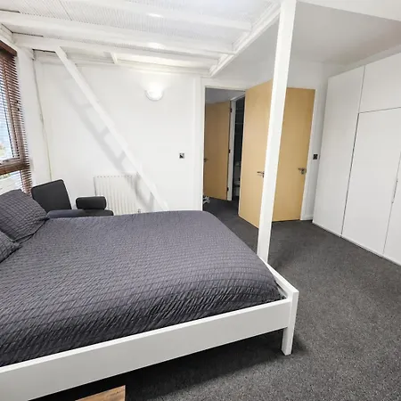 4 Bedroom Sleeps 7 Near Etihad And Co Op Live Daire *