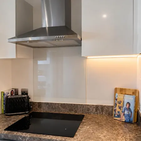 New! Stunning Two Bed Flat In With Balcony דירה