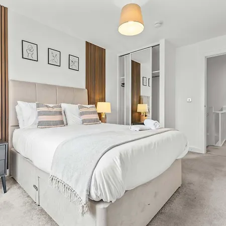 Apartmán Modern 2br With Balcony Near Centre *