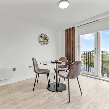 Modern 2br With Balcony Near Centre Manchester