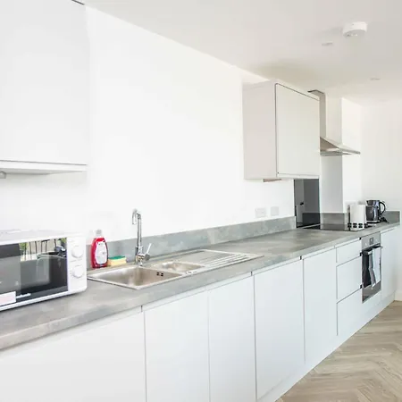 Sleek 2-bed Salford Near Centre *