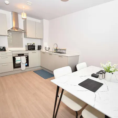 Modern & Bright 2 Bed Nr Old Trafford Daire