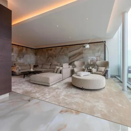 Modern Retreat - Walk To Attraction Διαμέρισμα