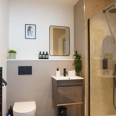 Modern 1-bed With Gym Near Ao Arena & Victoria Station Daire