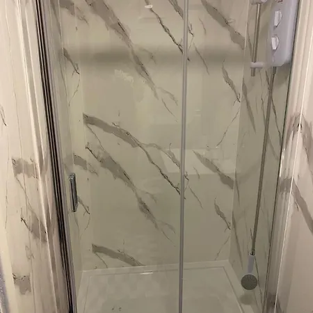 2 Bed Flat In Cheetham Hill, * Manchester