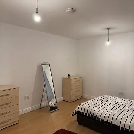 2 Bed Large M1 Area Appartement *