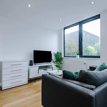 New Chic Base - Old Trafford & Mediacityuk * Manchester