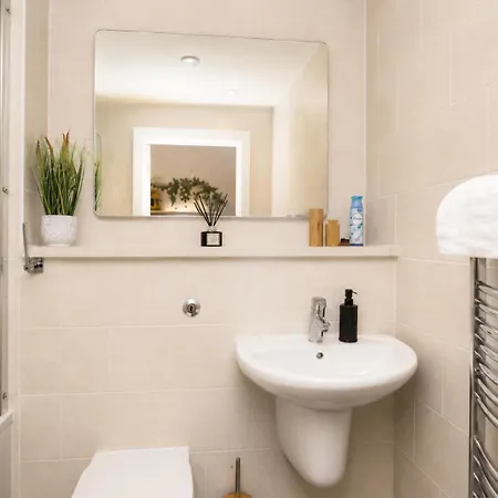 Cosy | Centre Ap | Balcony | Free Parking *