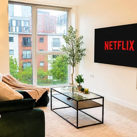 Апартаменты 2 Bedroom Luxury Centre & Salford *