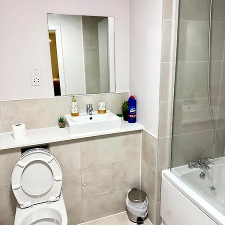 Brand New 1br With Balcony Near Old Trafford Daire