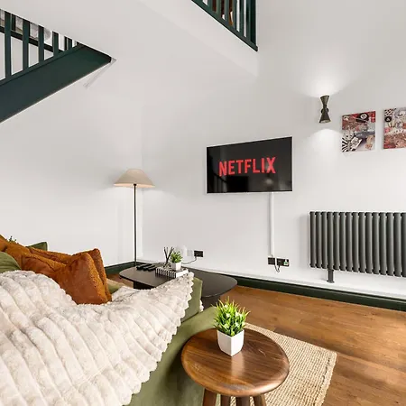 Spacious 2br I Workspace I Duplex I Centre *