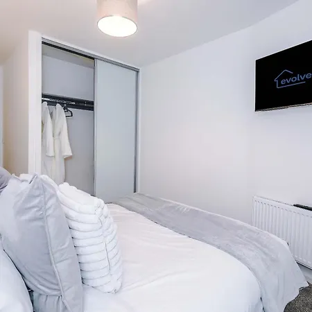 Modern 2br Parking For 2 Walk To Co-op Live