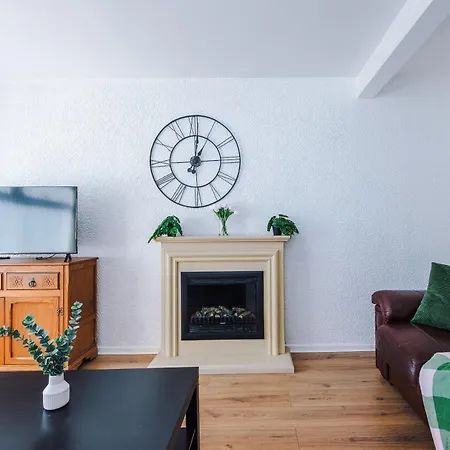 2 Bedroom House, Sleeps 4, Free Parking, Fast Wi-fi * Manchester