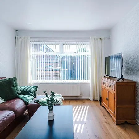 2 Bedroom House, Sleeps 4, Free Parking, Fast Wi-fi * Manchester