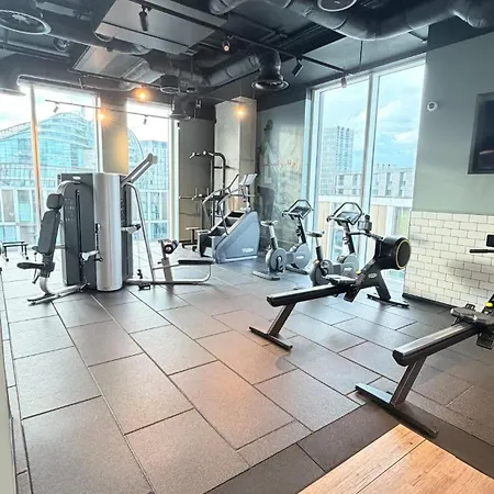 Cloud32 - Luxury Two Bedroom In Centre With Skyline Views *