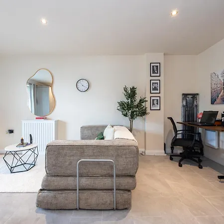 Chic Near Old Trafford & Exchange Quay Tram Apartmán *