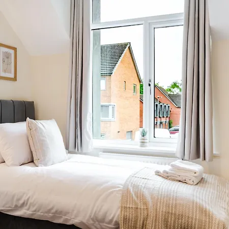 2 Bed Salford L Free Private Parking L Contractors & Families L Sleeps 4 L Free 1 Hr Early Check-in Апартаменты
