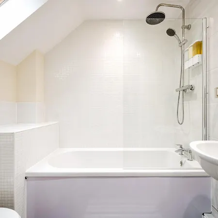 2 Bed Salford L Free Private Parking L Contractors & Families L Sleeps 4 L Free 1 Hr Early Check-in Манчестер