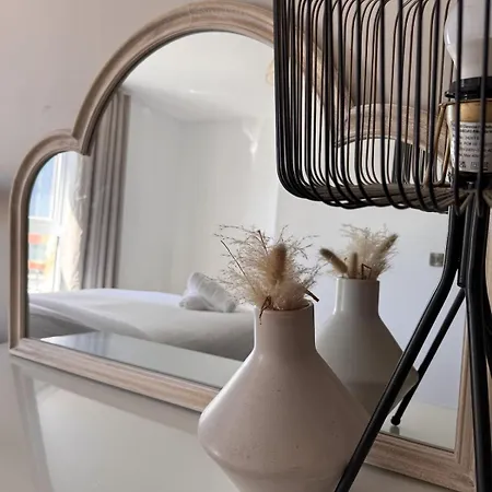 Modern Flat Riverside Views 2 Bedroom
