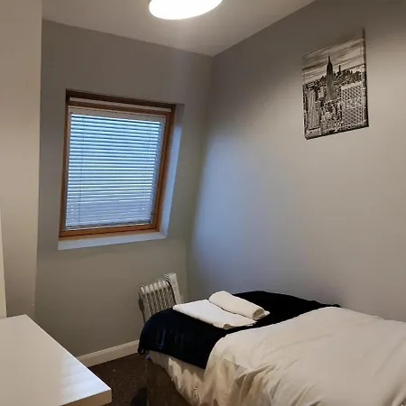 Cosy Penthouse Flat With Views In Salford