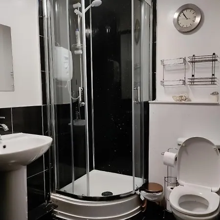 Cosy Penthouse Flat With Views In Salford מנצ'סטר