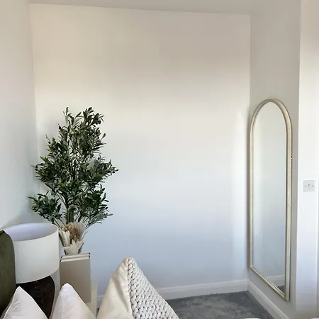 2 Bed Serviced By Ankers Contractor Near Centre