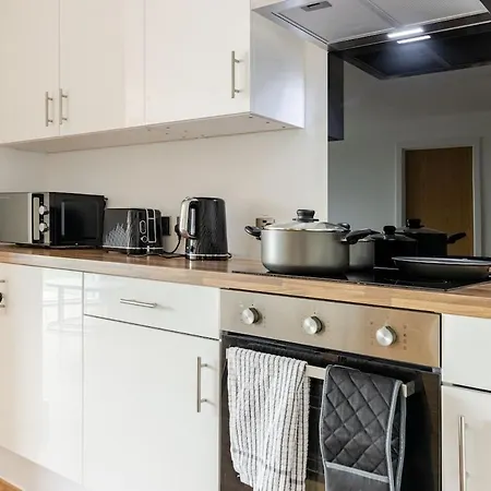 Daire 2br Near Old Trafford Balcony, Water View ,parking&gym