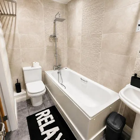 4 Bedroom Sleeps 7 Near Etihad And Co Op Live