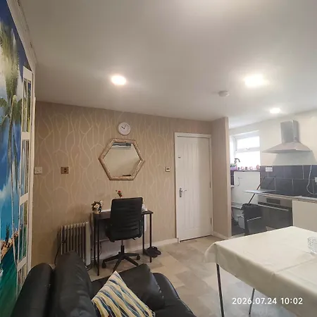 Διαμέρισμα Entire First Floor Flat With Free Parking In Hyde Road Opposite Gorton Tesco Extra