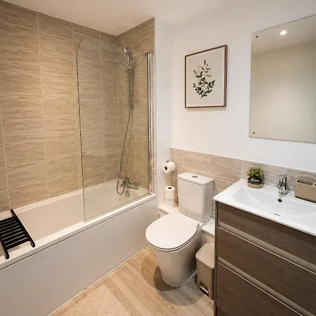 New! Stunning Two Bed Flat In With Balcony * Manchester