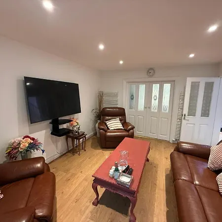 Ground Floor 1 Bed Flat Free Parking Near Tram