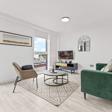 Modern 2br With Balcony Near Centre *