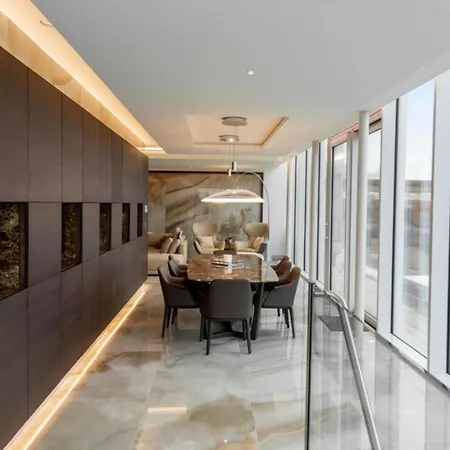 Modern Retreat - Walk To Attraction