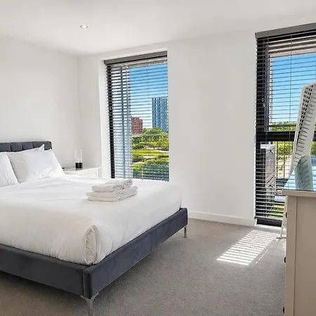 4th Floor Flat With Balcony - Pass The Keys *