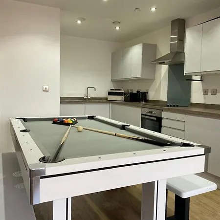 Balcony View Deluxe 2 Bed Ao Arena & Victoria Stn Daire *