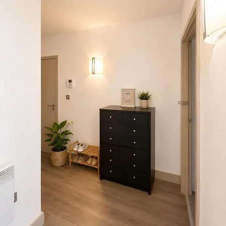 Διαμέρισμα 2 Bedroom, 2 Bathroom Flat In The Heart Of *