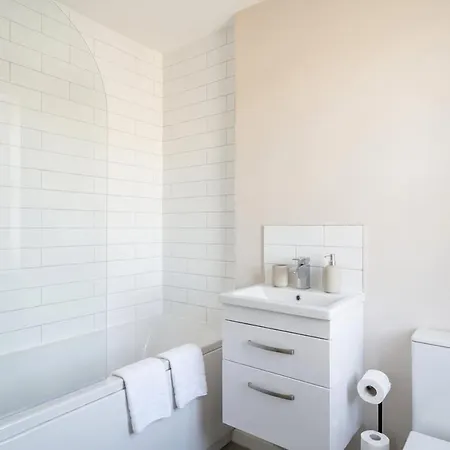 Апартаменты Bright 1br Near Station Sleeps 3 Манчестер