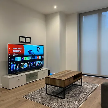 High-end 2-bed Retreat - Ao Arena & Victoria Stn *
